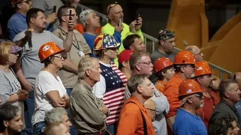 丁威迪底线巧妙接球，突破防守，三分线外精准命中